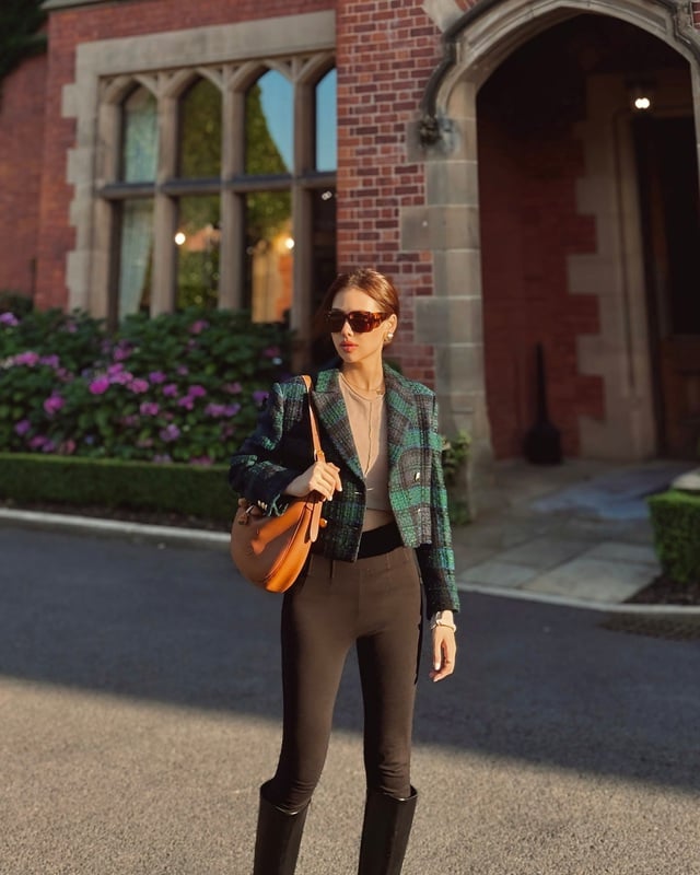 Phanh Lee còn thể hiện gu thời trang tinh tế khi lựa chọn áo khoác vải tweed họa tiết kẻ để kết hợp với áo crop top và boots cao cổ