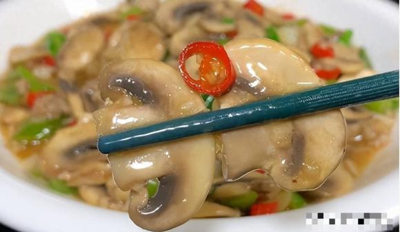 Đun nóng dầu trong chảo, cho gừng, tỏi và ớt đỏ vào phi đến khi thơm. Sau đó cho nấm đã chần vào, nhanh tay đảo đều.