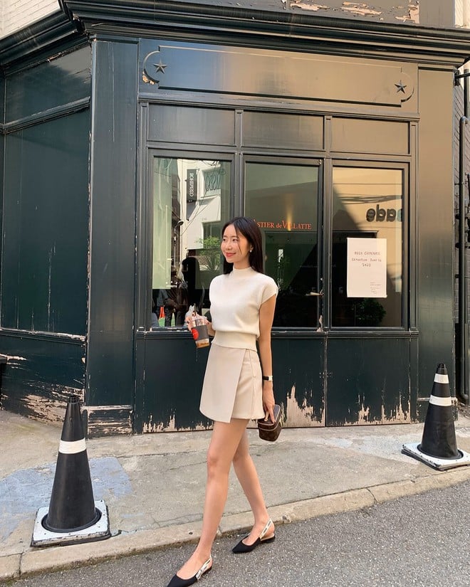 Chân váy ngắn luôn là biểu tượng của sự trẻ trung và năng động.