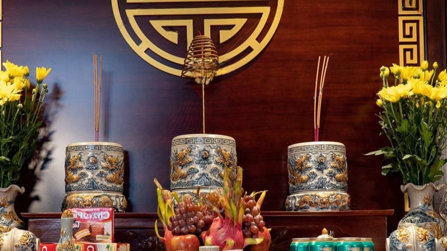 Gia chủ cần chú ý đến vị trí đặt bát hương để tránh làm ảnh hưởng đến phong thủy của gia đình.