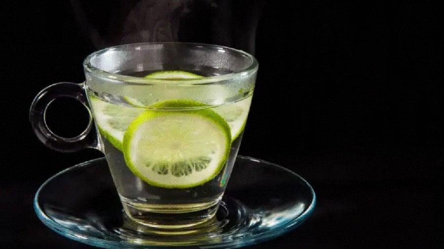 Nước chanh muối ấm mang lại nhiều lợi ích cho sức khỏe.