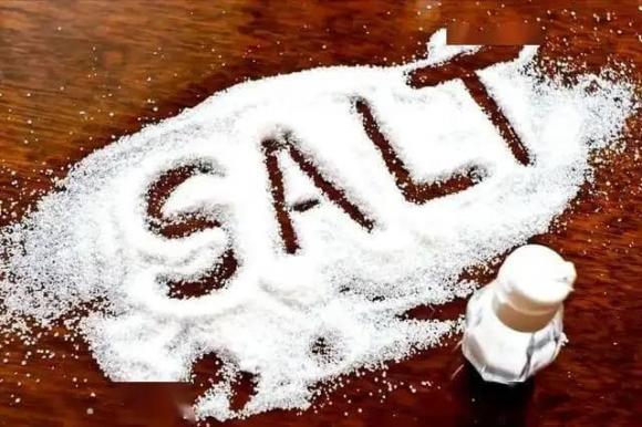 Nước tương và nước mắm là những gia vị quen thuộc trong ẩm thực Việt Nam, góp phần tạo hương vị đậm đà cho món ăn. 