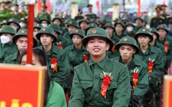 Hạ sĩ quan, binh sĩ phục vụ đủ 30 tháng được hưởng thêm 2 tháng phụ cấp quân hàm.    