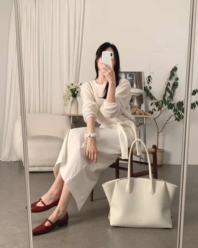 Dù mang hơi hướng retro, khi kết hợp khéo léo, kiểu giày này lại mang đến vẻ ngoài trẻ trung và đáng yêu