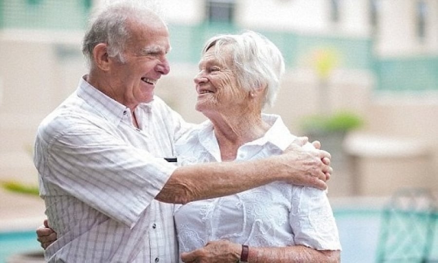 Người biết chăm sóc sức khỏe luôn chú ý uống nước từng chút, nhiều lần trong ngày. Ảnh minh họa