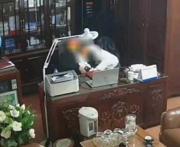 Theo VOV, chính quyền địa phương đã nhanh chóng vào cuộc, và người đàn ông xuất hiện trong clip đã bị buộc thôi việc.    