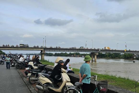 Qua xác minh ban đầu, người nghi nhảy cầu là anh Đ.Q.H. (sinh năm 2002, trú xã Nam Trực, tỉnh Ninh Bình).    