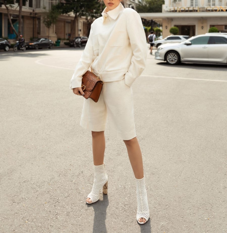 Sự đơn giản trong kiểu dáng nhưng tinh tế trong chi tiết khiến jumpsuit trắng luôn là lựa chọn hoàn hảo cho cả dạo phố lẫn dự tiệc nhẹ.