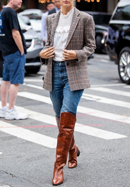 Khi kết hợp cùng đôi bốt đầu gối cứng cáp, outfit không chỉ trở nên cá tính mà còn giữ được nét tinh tế.