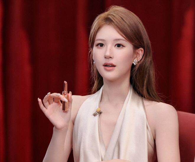  Dù thường xuyên làm việc với cường độ cao, phải trang điểm đậm suốt nhiều giờ liền, gương mặt của cô vẫn giữ được vẻ tươi sáng