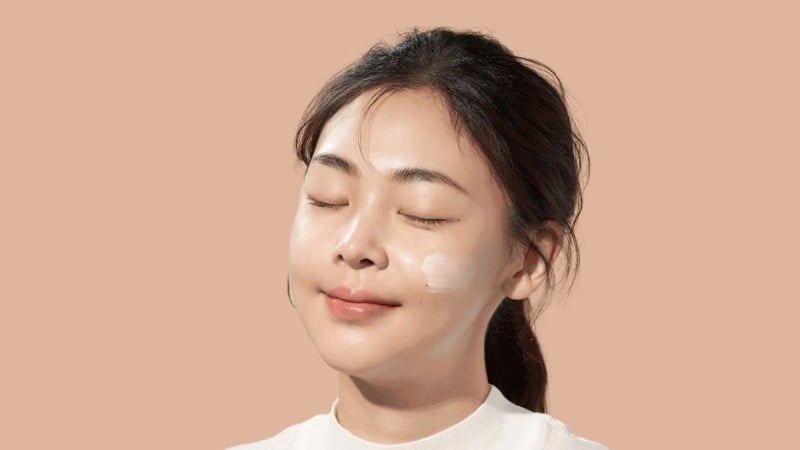 Khi da khô và thiếu ẩm, khả năng chống lại tác hại của tia UVA càng giảm, khiến nếp nhăn và tình trạng da xỉn màu