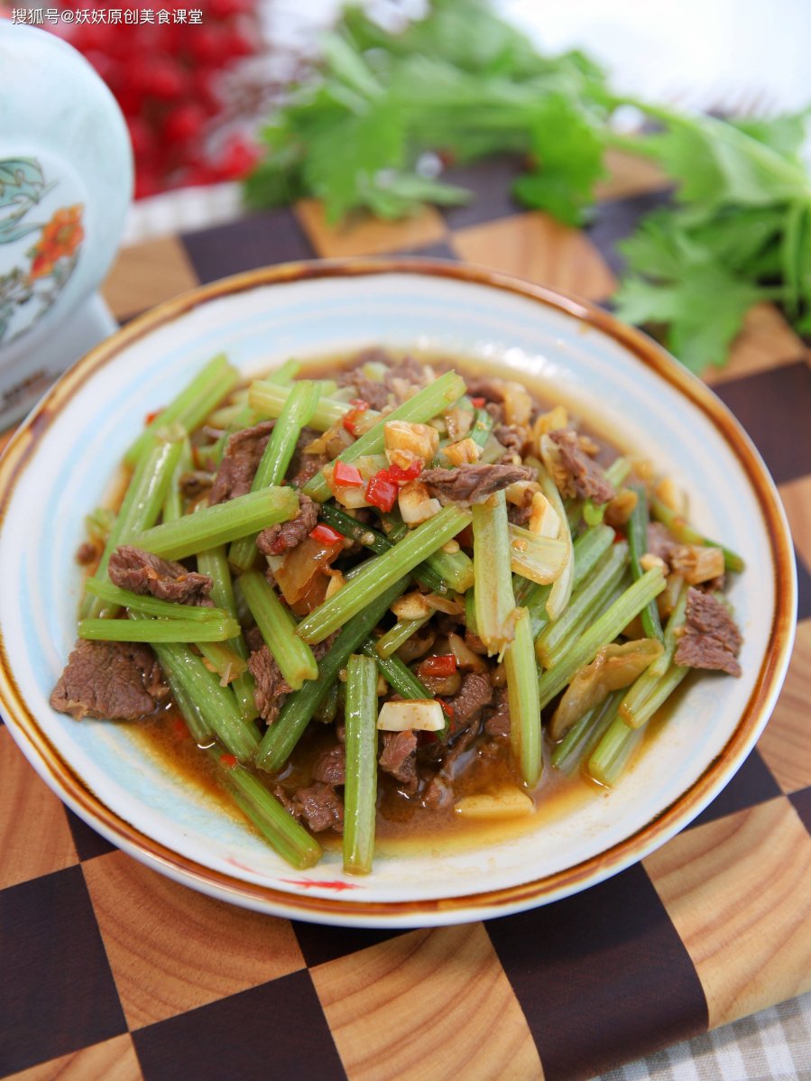 Thịt cừu vị ngọt, tính ôn, có tác dụng bổ thận, trợ dương, ôn trung tán hàn.