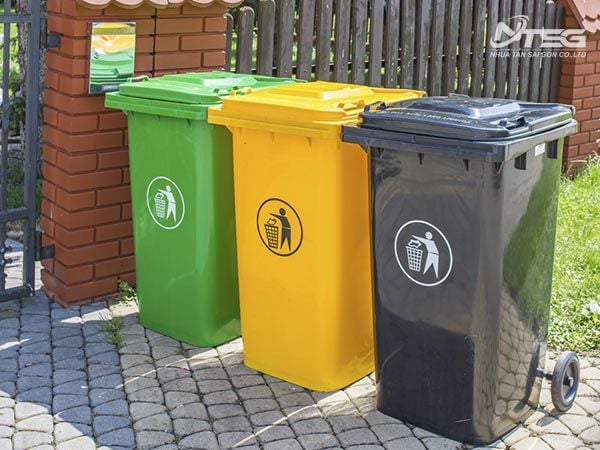 Thùng rác đồ lộn trước nhà làm tổn hại phong thủy