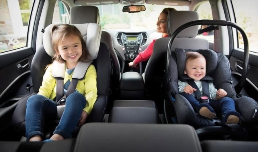 Từ ngày 1/1/2026, chở trẻ em dưới 10 tuổi và có chiều cao dưới 1,35 mét trên xe ô tô người lái xe phải sử dụng hoặc hướng dẫn sử dụng thiết bị an toàn phù hợp cho trẻ em. (Ảnh minh họa)