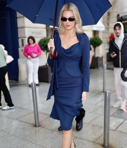 Kendall vẫn giữ được thần thái sang trọng, khẳng định xanh navy là biểu tượng của sự thanh lịch bền vững.