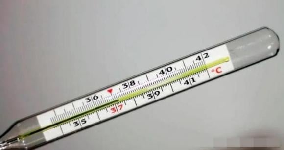  Sốt nhẹ kéo dài (37,2℃–38℃) và đổ mồ hôi ban đêm thường xuyên cũng là những dấu hiệu phổ biến, đặc biệt với ung thư hệ bạch huyết. 