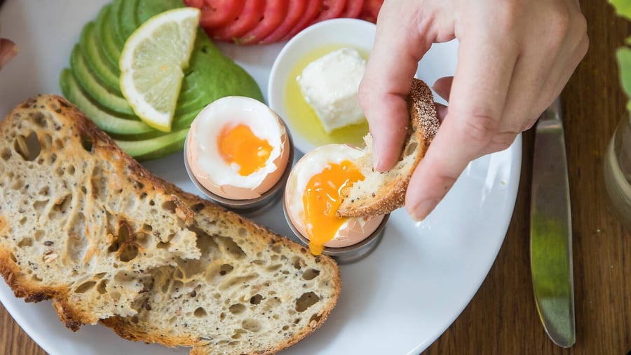 Buổi sáng nên bổ sung protein chất lượng cao từ trứng, sữa, thịt gà, thịt bò...