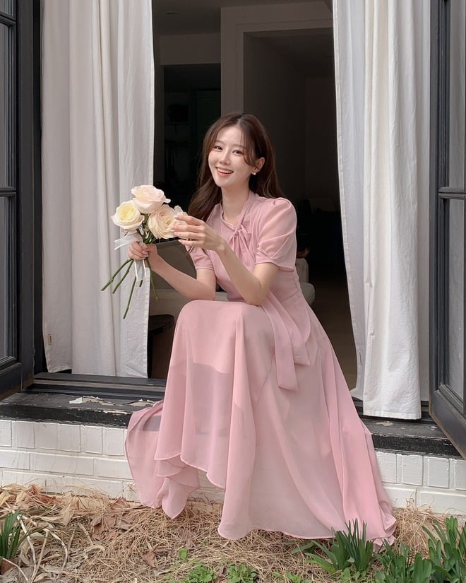 Váy liền luôn là cứu cánh cho những cô nàng muốn tiết kiệm thời gian nhưng vẫn chỉn chu. 