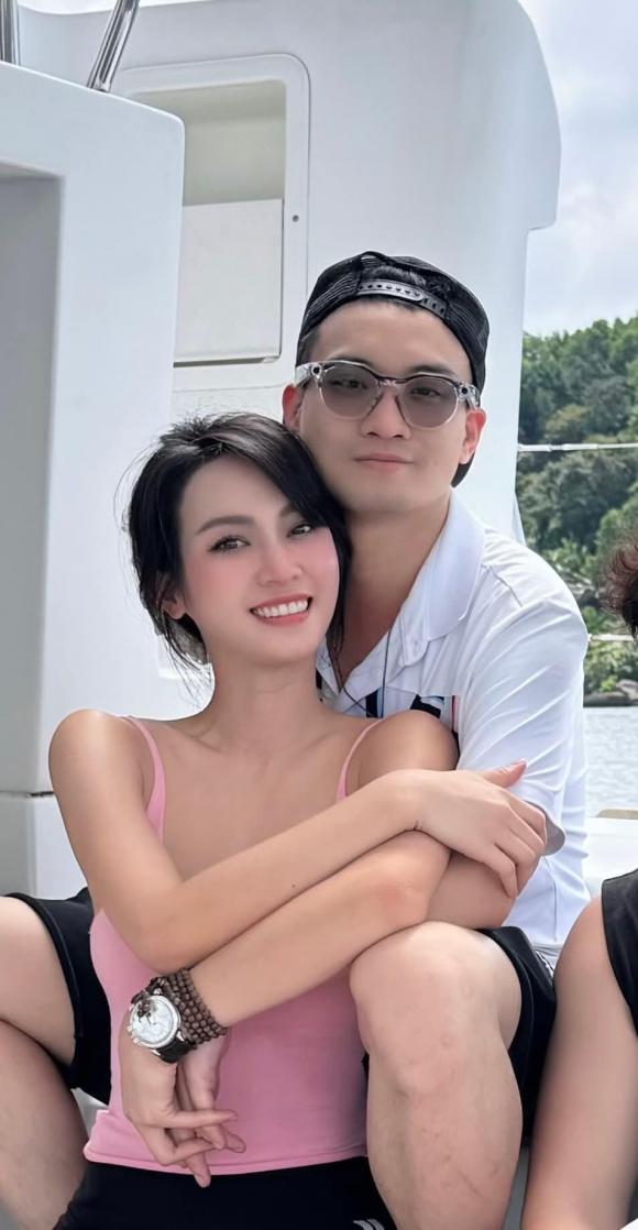 Doanh nhân Đức Phạm công khai hẹn hò Á hậu Vũ Thuý Quỳnh, đăng ảnh nói 2 chữ cực tình.    