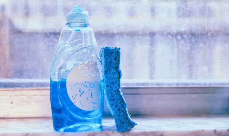 Chỉ cần thoa một lượng nhỏ nước rửa bát lên kính bằng khăn khô, cửa sổ sẽ không còn đọng hơi nước