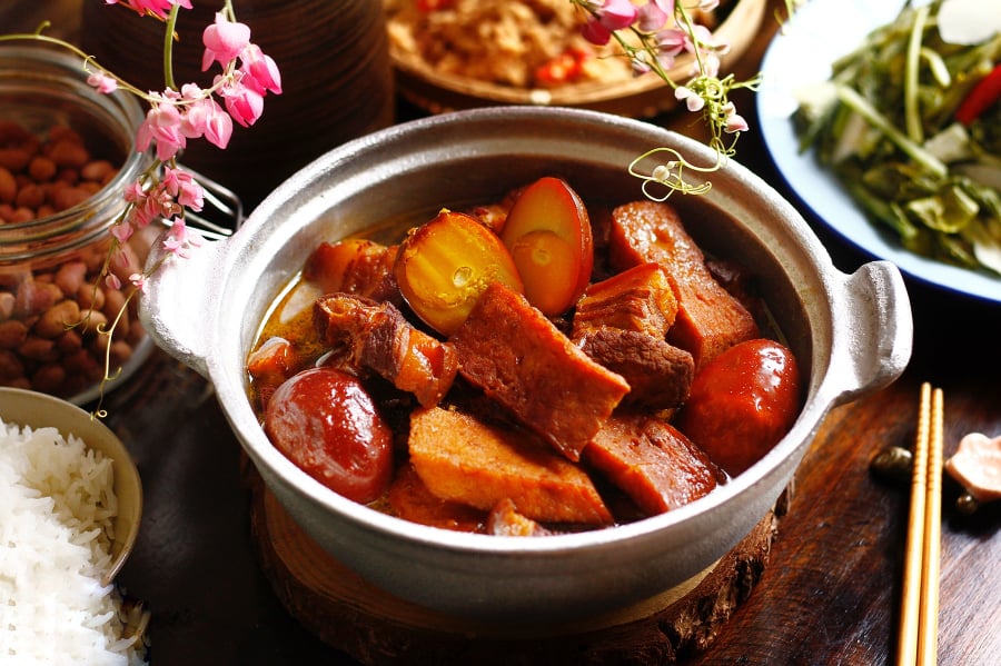 Nếu muốn đổi vị, bạn có thể thử phiên bản thịt kho trứng kiểu Bắc hoặc thịt kho nước dừa kiểu Nam – mỗi vùng mang một hương vị riêng nhưng đều đậm đà và gợi nhớ vị cơm nhà ngày Tết.