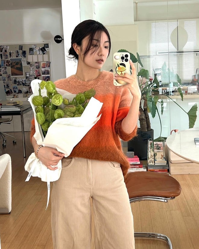 Các tông vàng mustard, cam đất hay xanh olive được ưa chuộng vì vừa thu hút vừa dễ phối đồ.