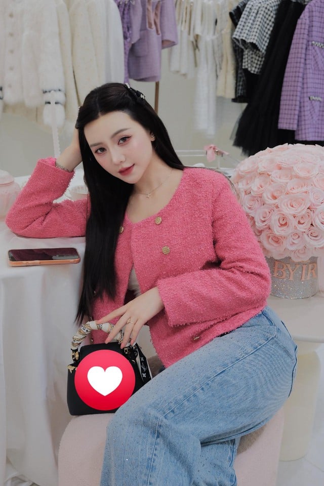 Cô chọn thêm phụ kiện như dây chuyền, khuyên tai nhỏ xinh để giữ sự hài hòa và tinh tế.