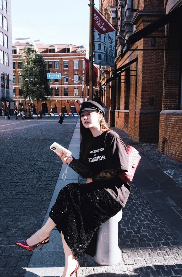 Các phụ kiện như mũ nồi, túi xách và giày slingback đỏ giúp set đồ thêm phần sang chảnh mà không hề rối mắt.