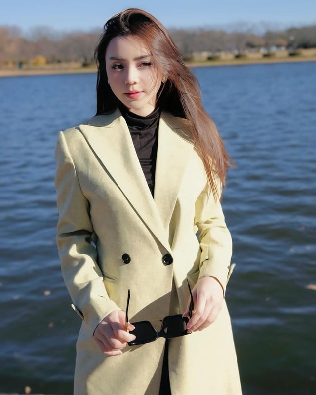 Áo khoác dáng dài là món đồ không thể thiếu khi trời lạnh.