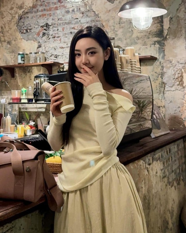 Cuối cùng, Quỳnh Kool chọn set đồ gồm áo len mỏng lệch vai và chân váy thô đũi màu trắng kem