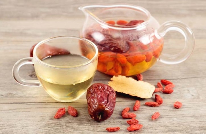 Sau khi thức dậy vào buổi sáng, hãy thưởng thức một tách táo đỏ và kỷ tử để làm ấm cơ thể và bổ gan.