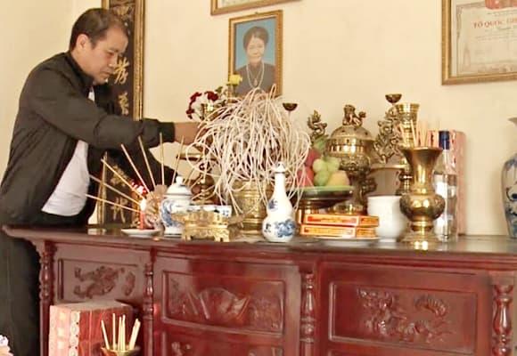 Nhiều người nghĩ bát hương càng đầy càng nhiều lộc.