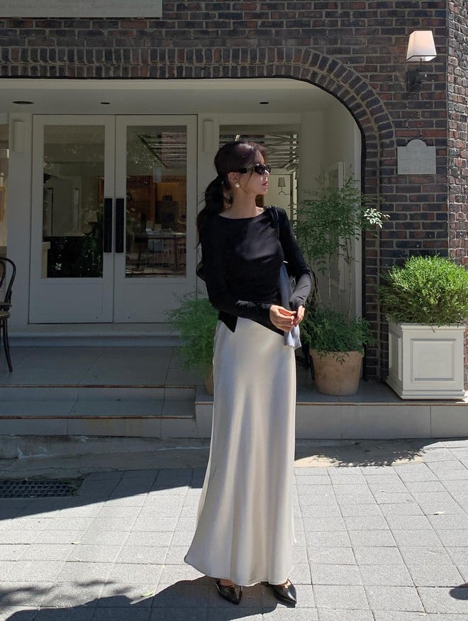 Để tổng thể cân đối hơn, hãy sơ vin gọn gàng và chọn độ dài váy qua gối. Nếu muốn trẻ trung, năng động hơn, bạn có thể thử váy xếp ly