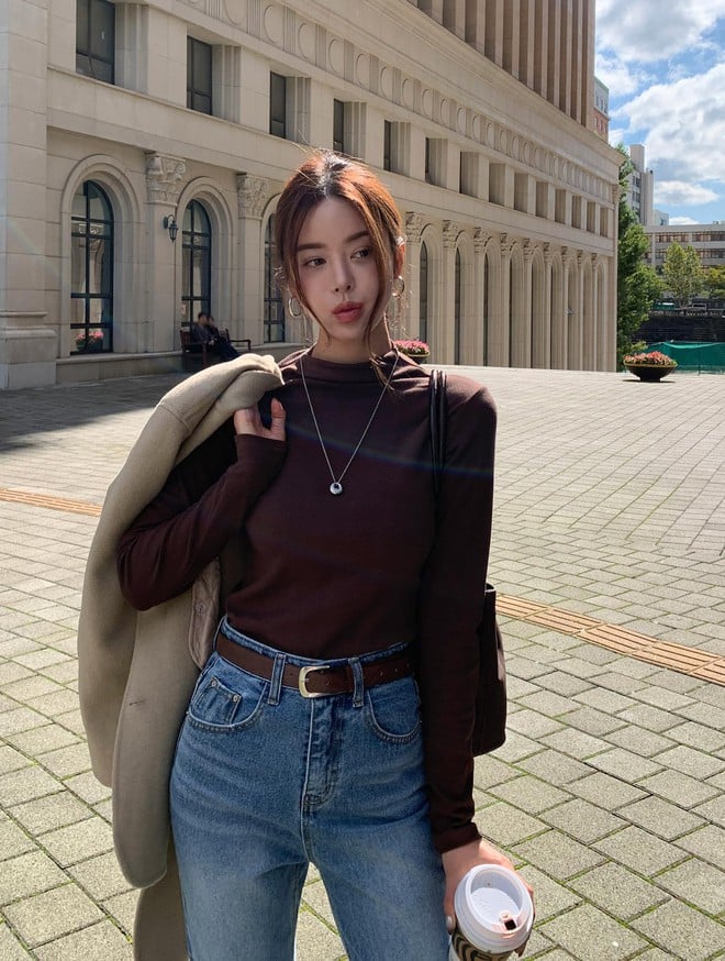 Một chiếc áo thun trơn phối cùng quần jeans xanh nhạt, sơ vin gọn và thêm thắt lưng da nhỏ sẽ giúp bạn trông chỉn chu mà vẫn trẻ trung.