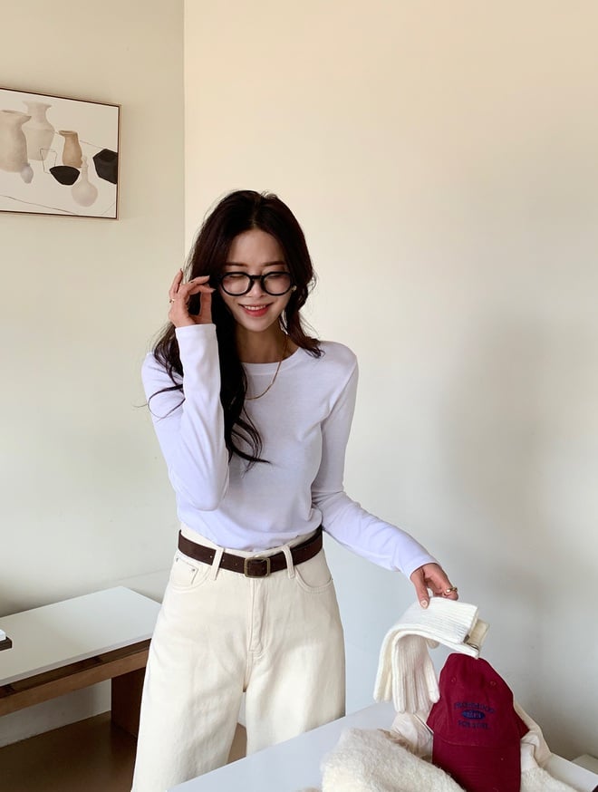 Quần trắng là “chìa khóa” giúp bất kỳ outfit nào cũng trở nên tinh tế và sáng sủa hơn. 