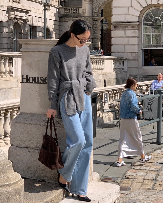 Một chiếc áo len phom rộng mix cùng quần jeans ống suông hay ống rộng mang đến vẻ phóng khoáng, tự nhiên mà vẫn đủ tinh tế.