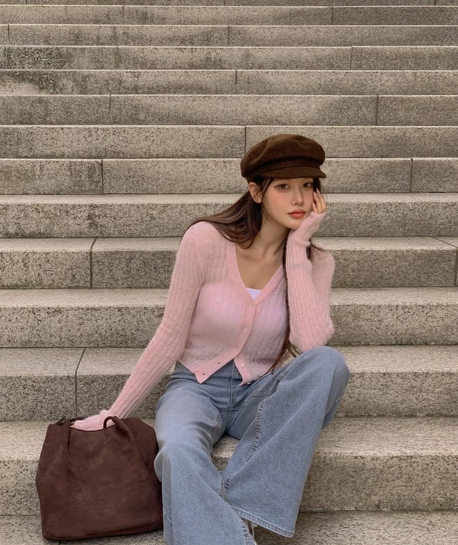 Tông màu nhẹ này giúp gương mặt thêm rạng rỡ, tạo ấn tượng trẻ trung và mềm mại. 