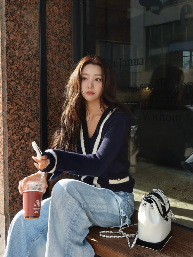 Cardigan luôn là “ngôi sao” của mùa lạnh nhờ tính linh hoạt và dễ phối. 