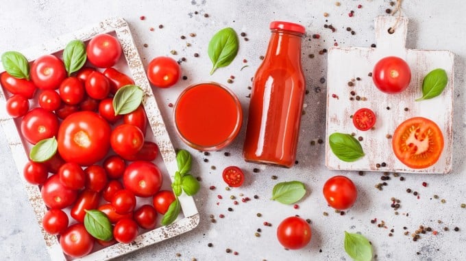 Cà chua giàu lycopene – chất chống oxy hóa mạnh giúp trung hòa gốc tự do và giảm tổn thương da do ánh nắng.