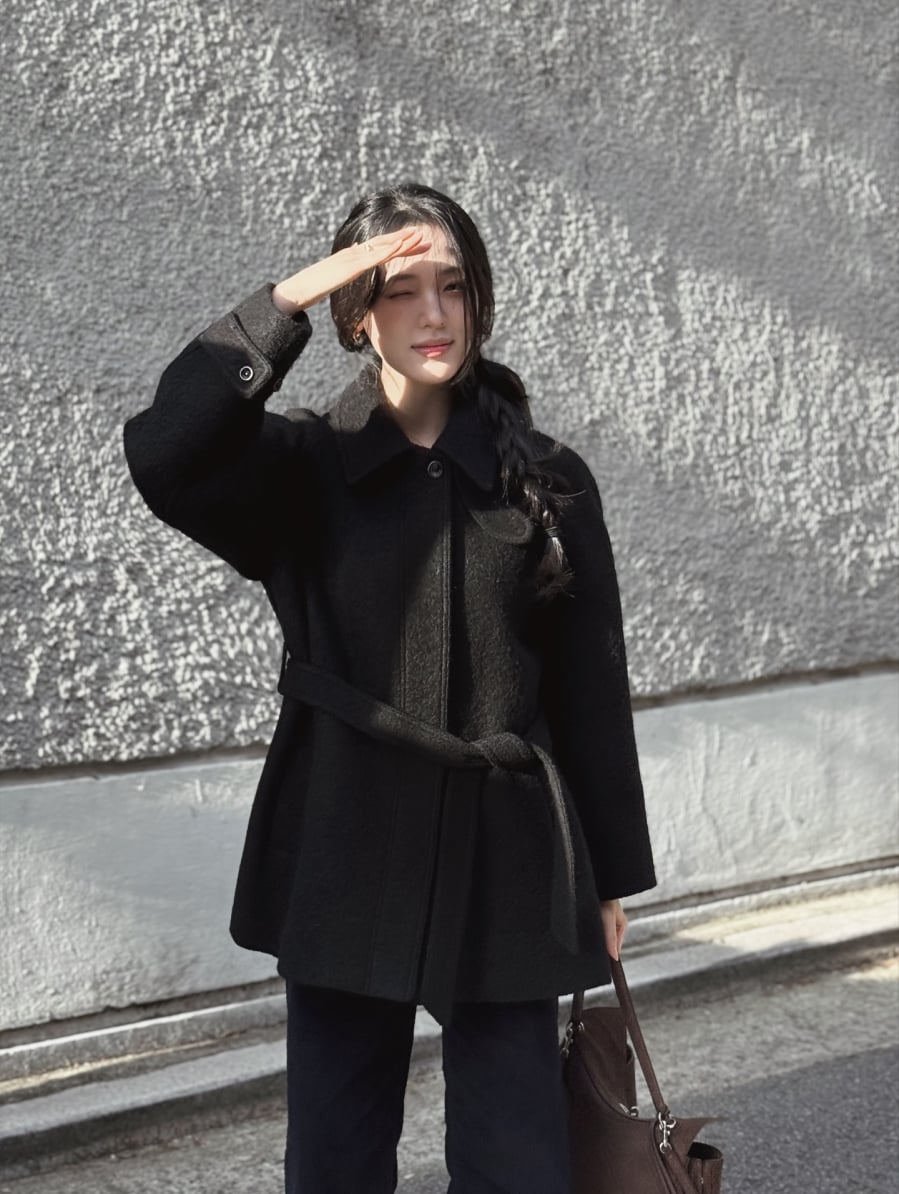 Những mẫu áo khoác có dây đai, may chiết nhẹ hoặc phần cúc đặt cao đều mang đến hiệu ứng tôn dáng rõ rệt. 