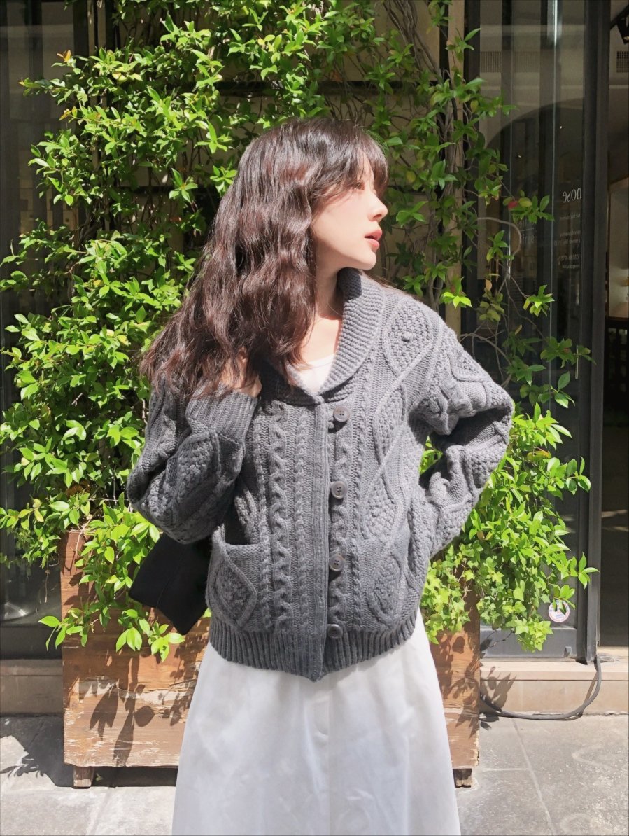 Cardigan mang lại vẻ nữ tính và mềm mại, nhưng nếu muốn mặc đẹp khi bạn có chiều cao khiêm tốn, hãy ưu tiên cardigan lửng. 