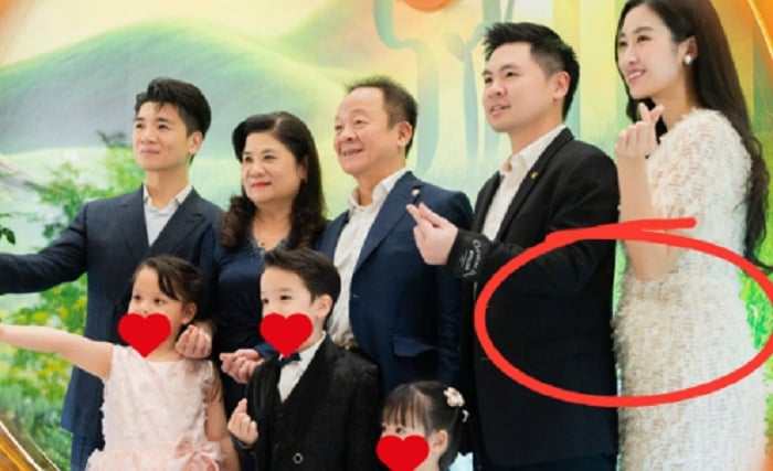 Hoa hậu Đỗ Mỹ Linh lại lộ vòng bụng lùm lùm