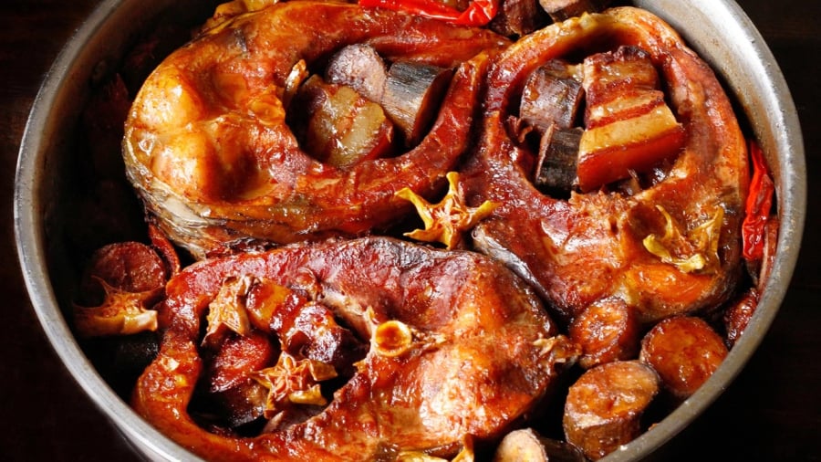 Khi kho cá, bạn có thể thêm một số nguyên liệu như chuối xanh, trám, măng tươi... để tăng thêm hương vị cho món ăn, giúp cá không bị tanh.