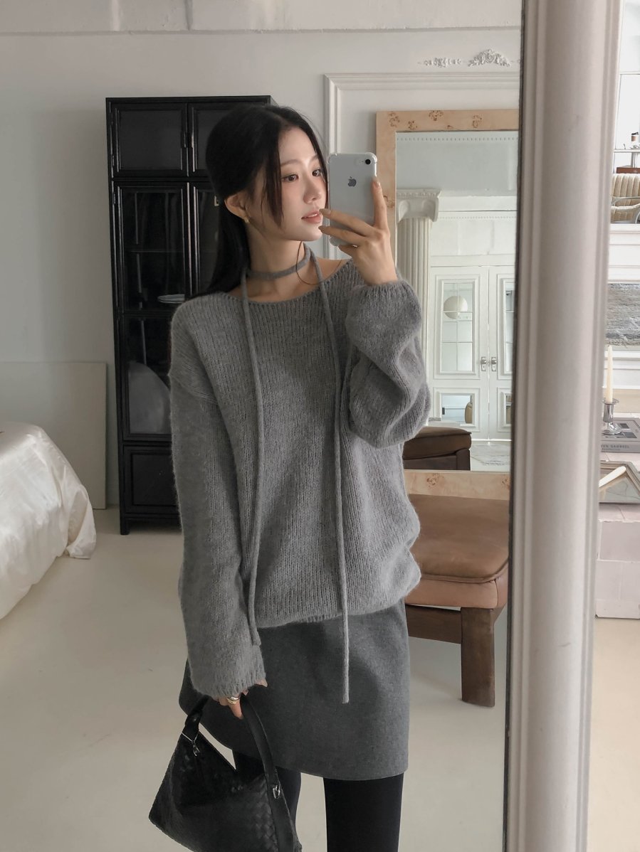 Áo dài tay vốn là món đồ không thể thiếu mùa lạnh, nhưng khi kết hợp cùng quần dài đôi khi dễ tạo cảm giác kín mít và nặng nề. 