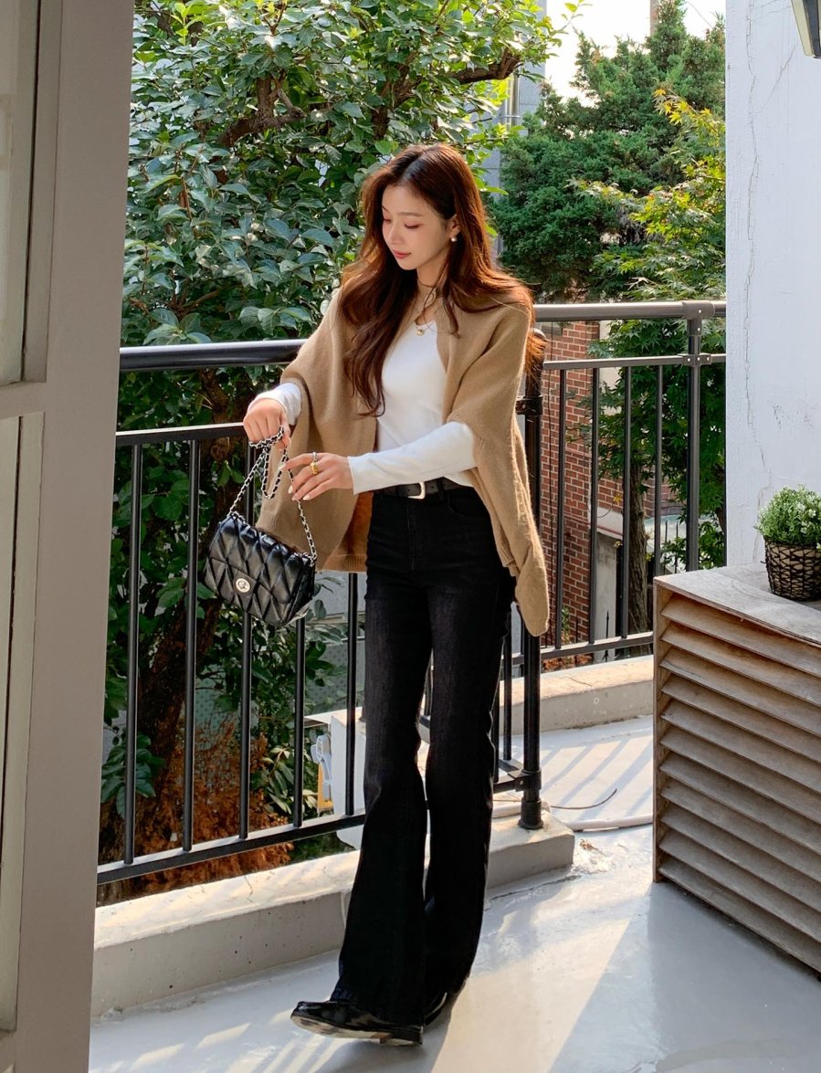 Phần ống quần loe nhẹ ở dưới giúp tạo hiệu ứng “kéo dài” đôi chân, đồng thời che được khuyết điểm nếu bạn không tự tin về bắp chân