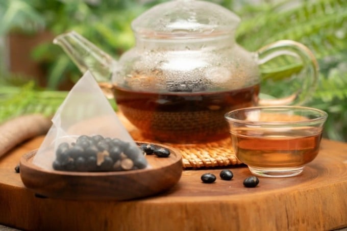 Một trong những cách đơn giản để hỗ trợ giảm phù nề khi giao mùa là uống nước đậu đen rang.