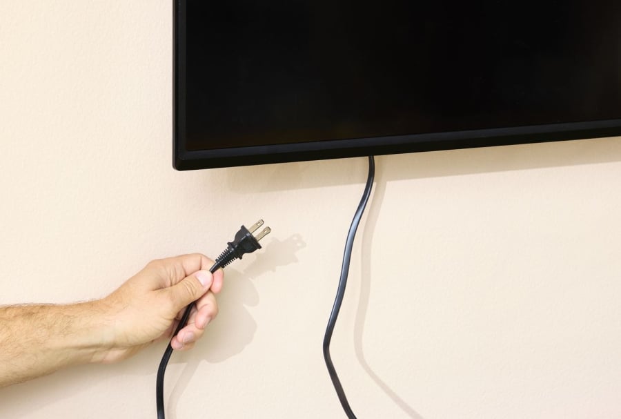 Dù tắt, thiết bị vẫn duy trì hệ thống và nhận tín hiệu, tiêu thụ khoảng 10W, tương đương 90 số điện/năm. Ảnh minh họa