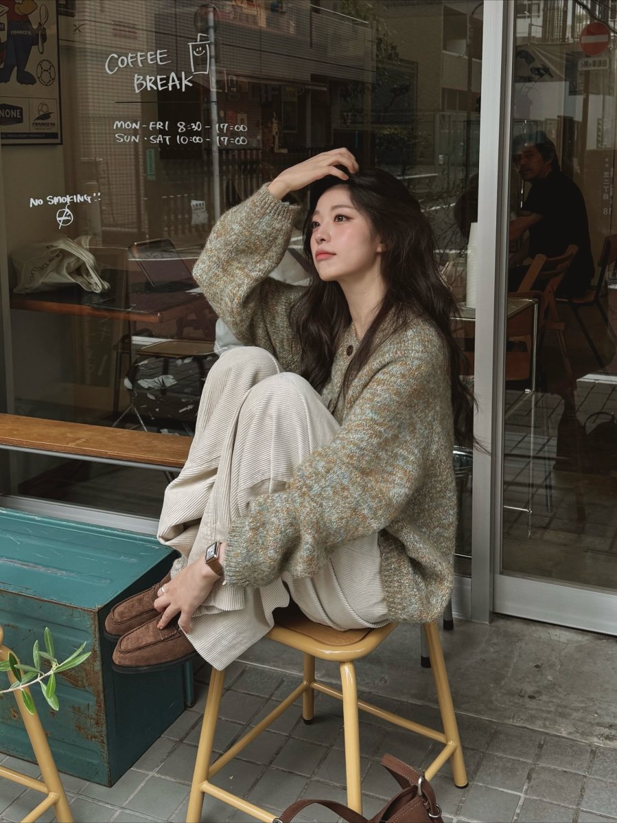 Giữa vô vàn chất liệu mùa đông, nhung tăm luôn giữ vị trí nổi bật nhờ vẻ ấm áp, mềm mại và sang trọng. 