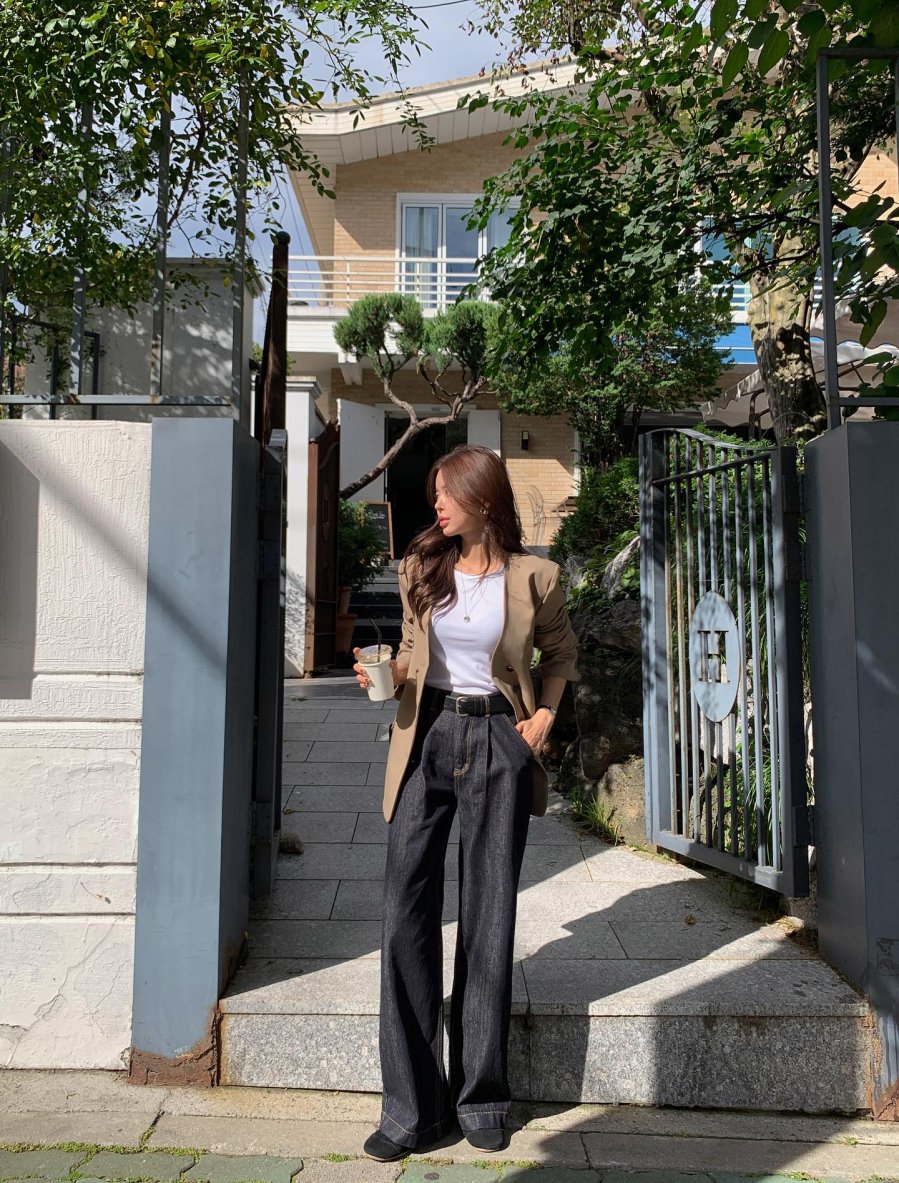 Denim đen vốn đã quen thuộc, nhưng năm nay trở thành xu hướng nhờ dáng quần đứng hoặc ống suông thanh thoát