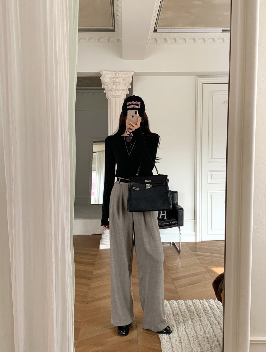 Quần ống rộng màu xám là lựa chọn hoàn hảo khi bạn muốn tìm một món đồ vừa thanh lịch, vừa dễ mặc hằng ngày. 